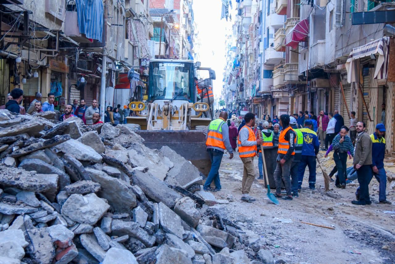 محافظ الإسكندرية يتابع ميدانيا الانتهاء من إزالة سوق زعربانة وفتح محاور مرورية جديدة بحي شرق 